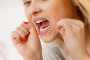 Dişlerini diş ipi kullanarak temizlik kadın