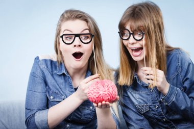 Düşünme iki çılgın kadın arkadaş