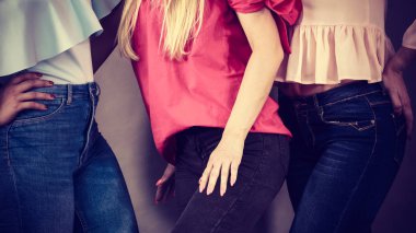 Tanınmayan kadın kıyafeti sunulması