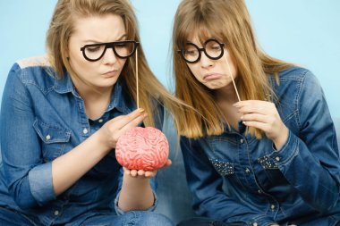 Düşünme iki ciddi kadın arkadaş