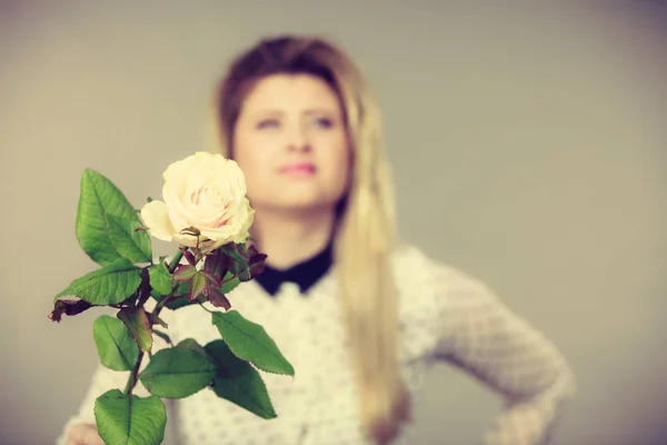 Pretty woman med vit ros blomma — Stockfoto