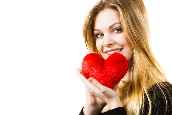 Mujer sosteniendo corazón rojo —  Fotos de Stock