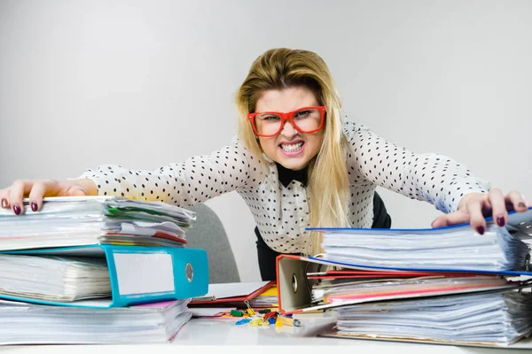 Enojado loco mandona mujer de negocios siendo furioso — Foto de Stock