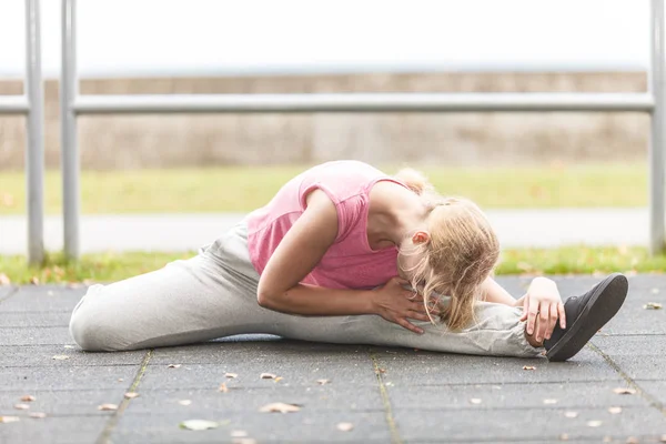 Mujer activa estirando el calentamiento. Ejercicio . — Foto de Stock