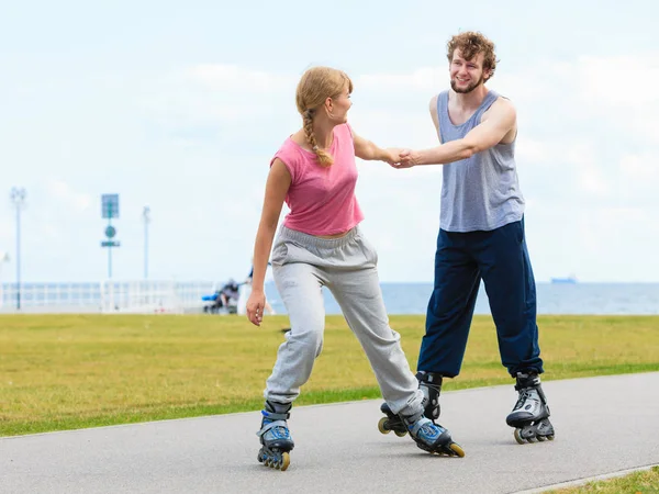 Mujer animar al hombre a hacer patinaje — Foto de Stock