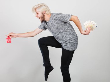 Eve para ve anahtarları tutan adam