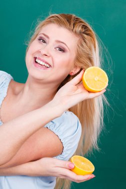 Kız holding limon narenciye meyve