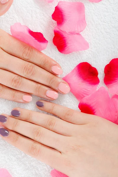 Femme présentant ses beaux ongles hybrides en gel peint — Photo