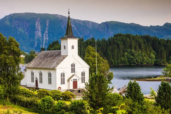 Bruvik Lutheran Church, isla Osteroy Noruega — Foto de Stock