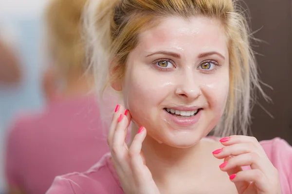 Mujer joven teniendo máscara de gel en la cara — Foto de Stock