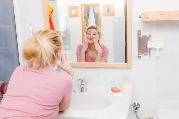 Lycklig kvinna tvätta hennes ansikte under diskbänk — Stockfoto