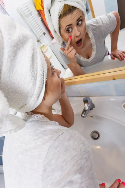 Kvinna tittar på sin spegelbild — Stockfoto