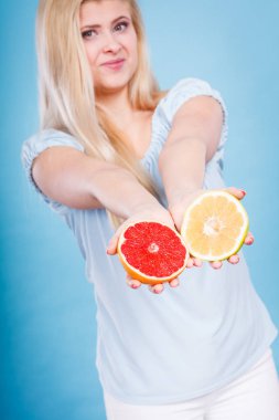 Kadın greyfurt narenciye meyve elinde tutan