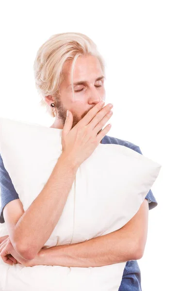 Śpiący młody człowiek posiadający białą poduszkę — Zdjęcie stockowe
