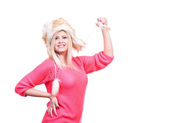 Attraktiv kvinna som bär lurviga vintermössa — Stockfoto