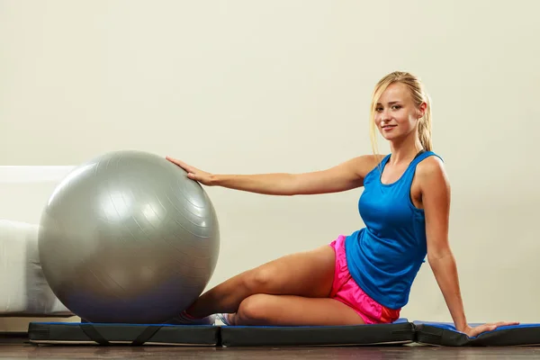 Mujer haciendo ejercicios de fitness con la pelota en forma — Foto de Stock