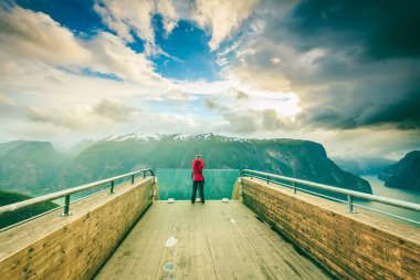 Turist fotoğrafçı ile fotoğraf makinesi Stegastein uyanık, Norveç