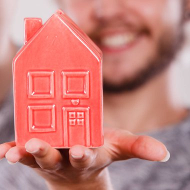 Adam tutarak küçük kırmızı ev, ev kavramı