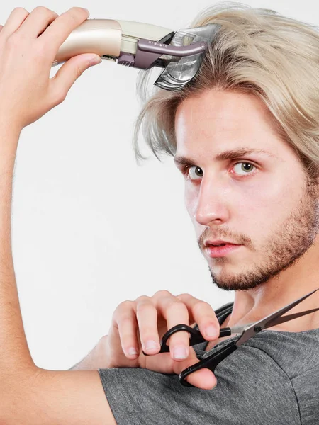 El hombre va a afeitarse el pelo largo — Foto de Stock