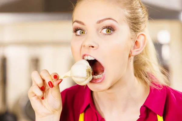 Fille folle manger des légumes à l'ail — Photo