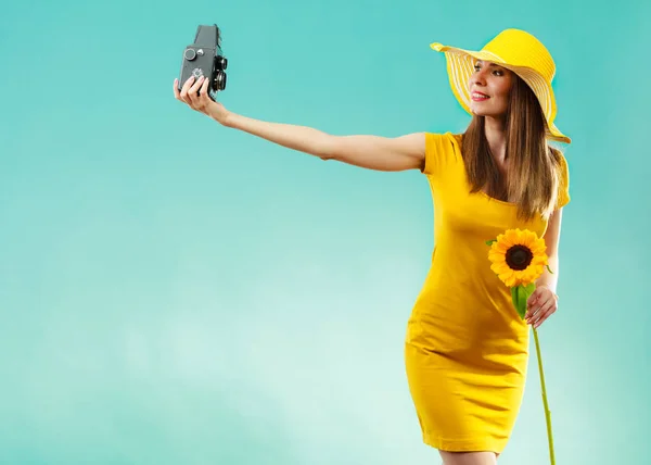 Sommerfrau hält alte Kamera in der Hand — Stockfoto