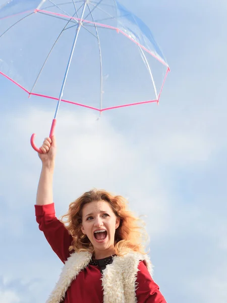 Mujer feliz sosteniendo paraguas — Foto de Stock