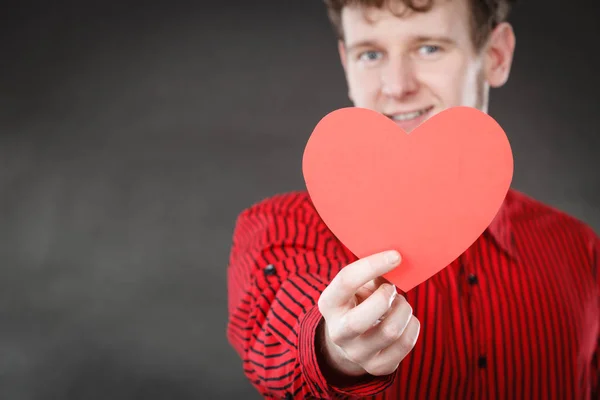Menino apaixonado por coração vermelho . — Fotografia de Stock