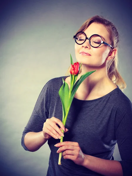 Charmante Frau riecht Blume fühlen Frieden. — Stockfoto