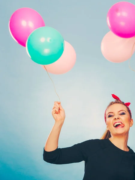 Ler galen tjej att ha kul med ballonger. — Stockfoto