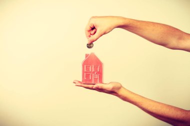 Adam evi servet para koyarak