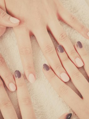 Kadın güzel boyalı jel hibrid tırnaklarını sunulması