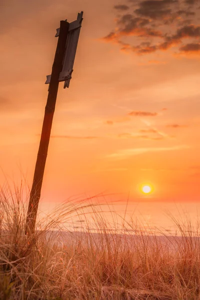 Идиллический снимок заката моря и знака — стоковое фото