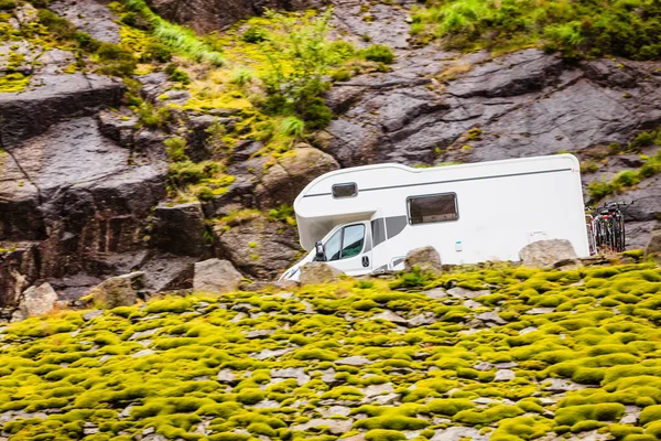 Camper car in norwegian mountains — Stock Photo, Image