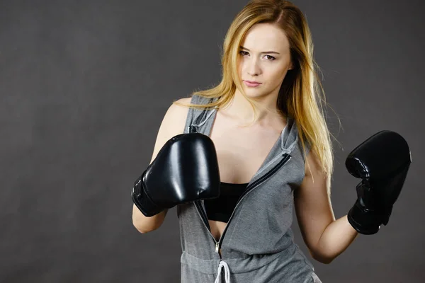 Boxeador chica ejercicio con guantes de boxeo . — Foto de Stock