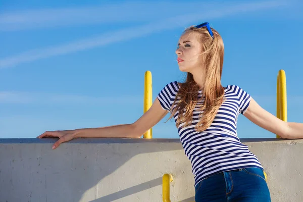 Mujer estilo casual contra pared de piedra —  Fotos de Stock