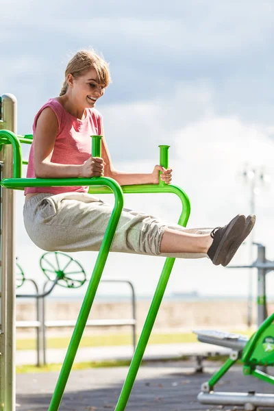 Mujer activa haciendo ejercicio en la pierna levantar al aire libre . — Foto de Stock