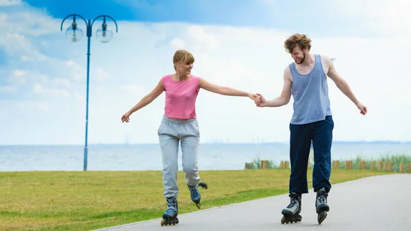 Rollschuhfahrer-Paar beim Skaten im Freien — Stockfoto