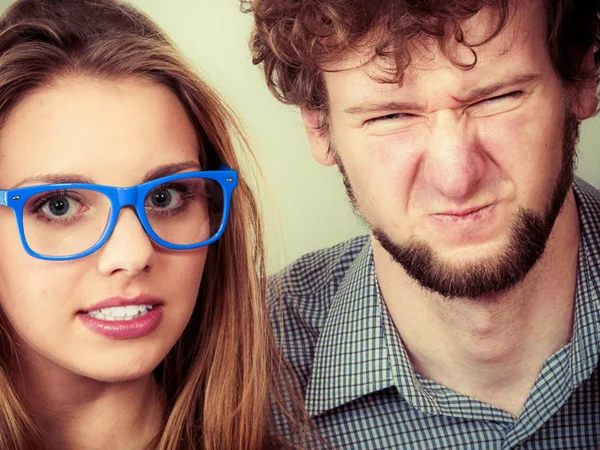 Coppia felice uomo e donne in occhiali . — Foto Stock
