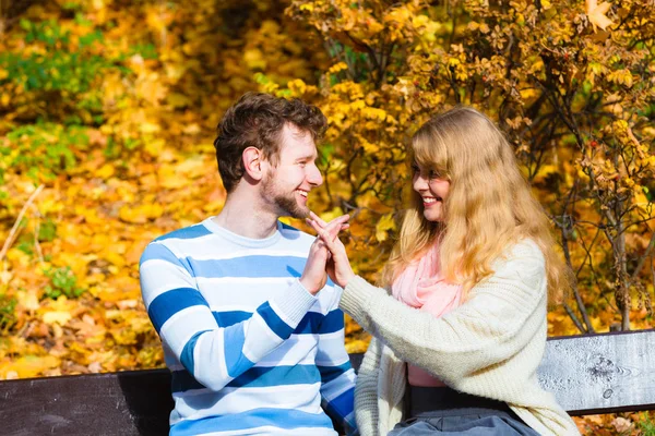 Любовники пара в осеннем парке на скамейке — стоковое фото