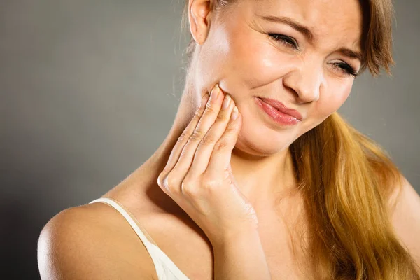 Woman suffering from tooth pain — Stock Photo, Image