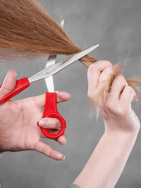 Mujer rubia cortándose el pelo . — Foto de Stock