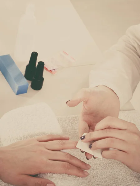 Vrouw maken van manicure met nagellak remover — Stockfoto