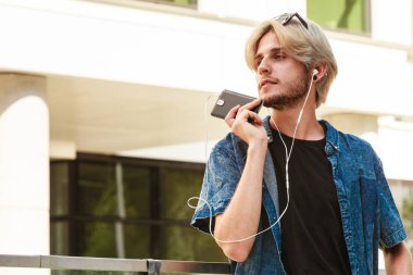 Telefonda konuşurken kulaklık ile hippi adam