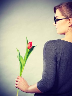 Çiçek ile zarif kadın.