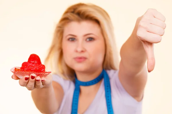 Frau mit süßem Cupcake zeigt Daumen nach unten — Stockfoto