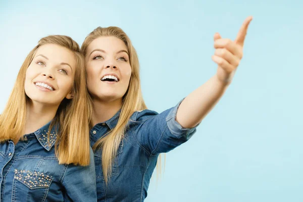 Dos amigas felices vistiendo ropa vaquera poitning —  Fotos de Stock