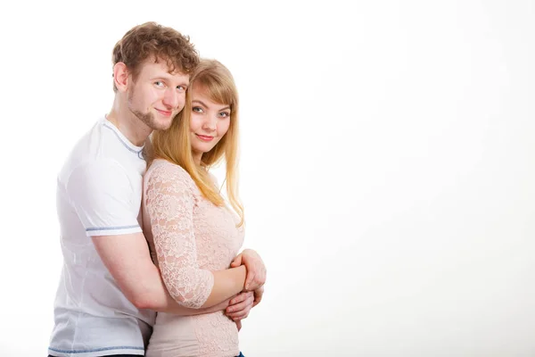 Feliz casal apaixonado abraçando uns aos outros . — Fotografia de Stock