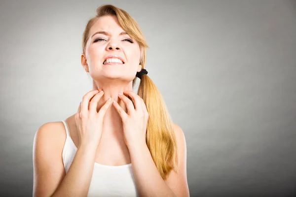 Vrouw haar jeukende nek met allergie huiduitslag krabben — Stockfoto