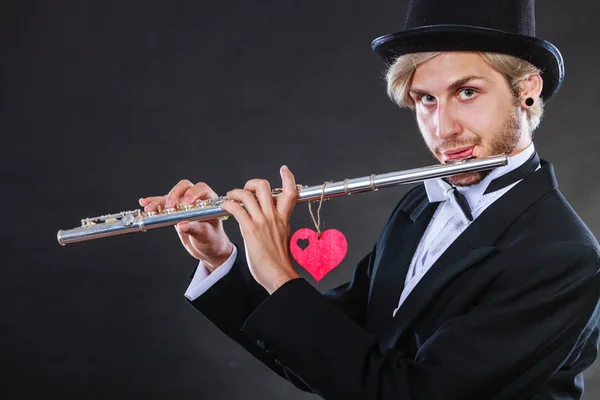 Flautista masculino con flauta y corazón. Melodía de amor —  Fotos de Stock