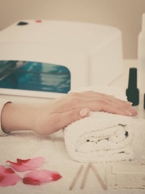 Havlu, manikür kümesinin yanındaki kadın el